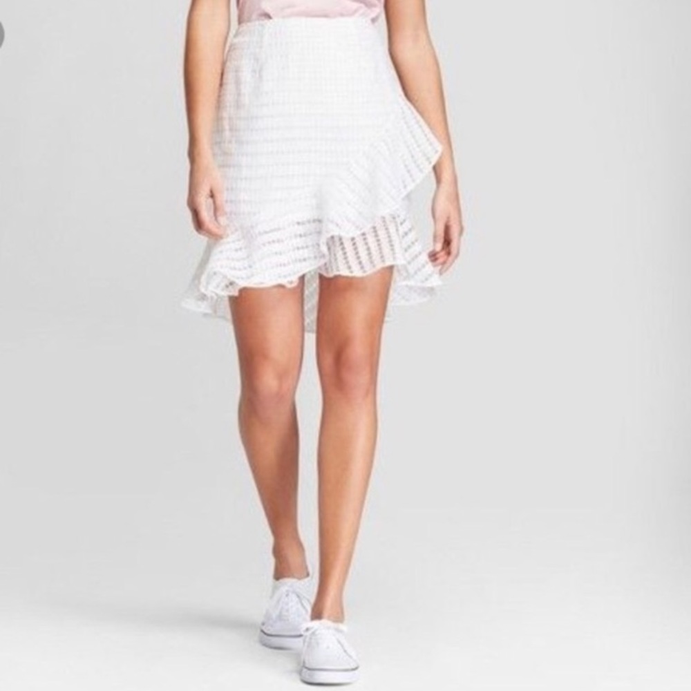 . White ruffle skirt size 6